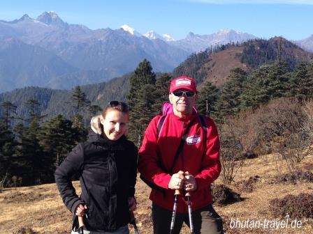 Tag 5 Wir mit den drei Bergen Jomolhari Jichu Drake und Tsheri Kang im Hintergrund